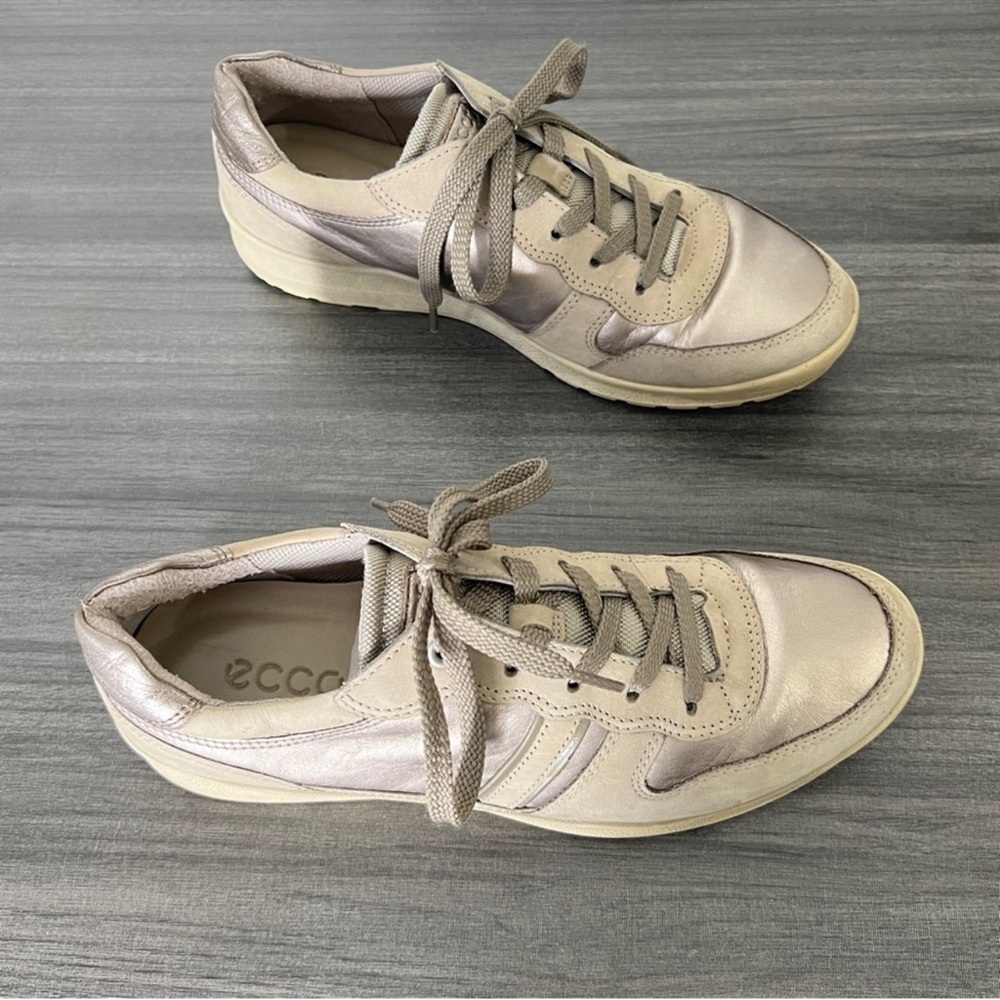 ECCO Women’s 38 US 7 Gold Mobile lll Lace Up Sneaker
